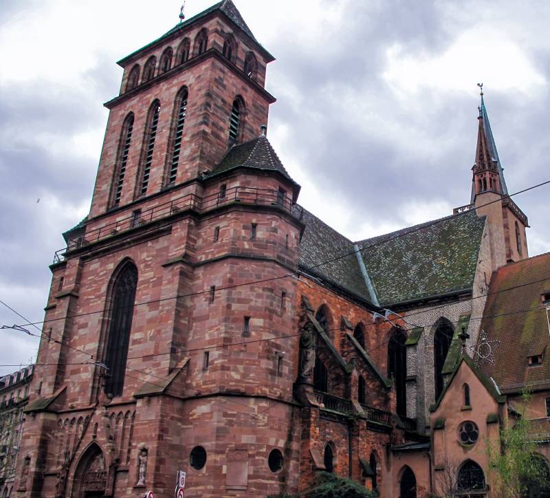 Maquillage pro à Strasbourg : partenariat avec l'Église Saint-Pierre.
