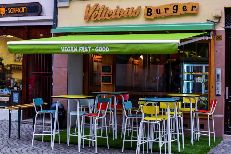 Vélicious Burger, chaîne de fast food végétarien à coté de l'école de maquillage Candice Mack à Strasbourg